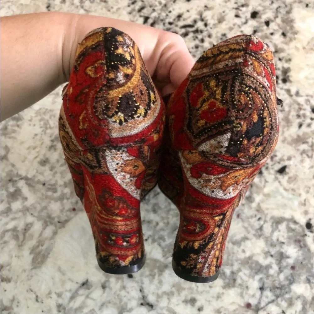 Newport News Red Tapestry Wedge Heels 9.5 - Picture 4 of 8